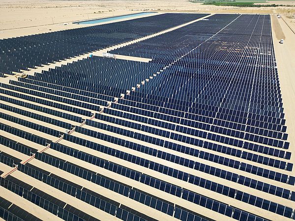 Reihe polycristalliner Silicium-Solarzellen in einer Solaranlage, die zum Himmel gerichtet ist
