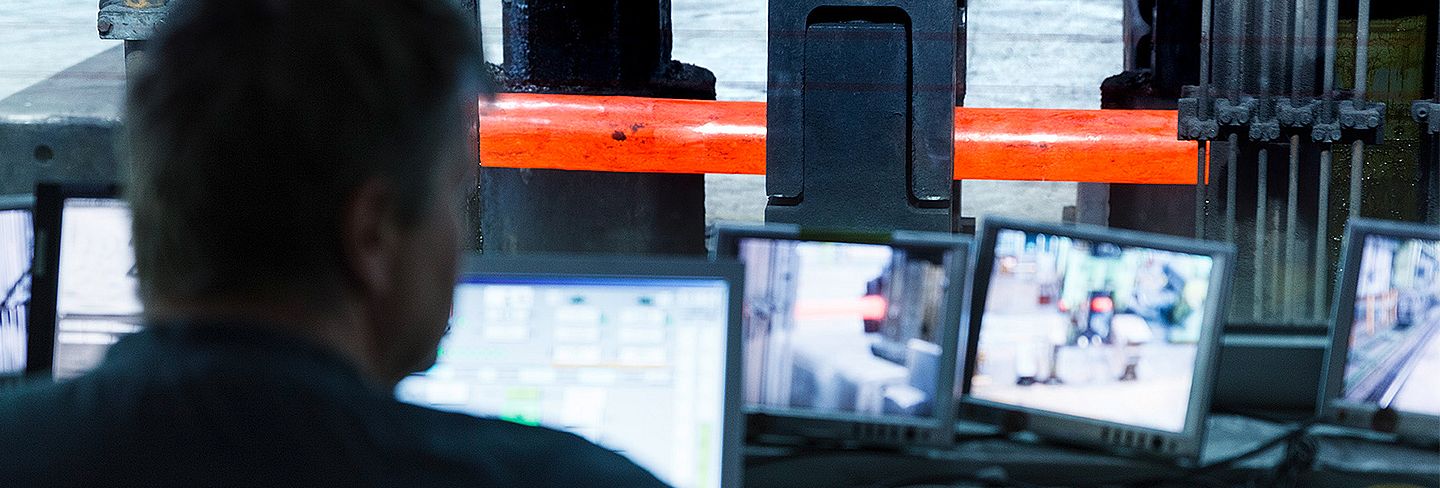 VDM Metals Mitarbeiter vor Bildschirmen